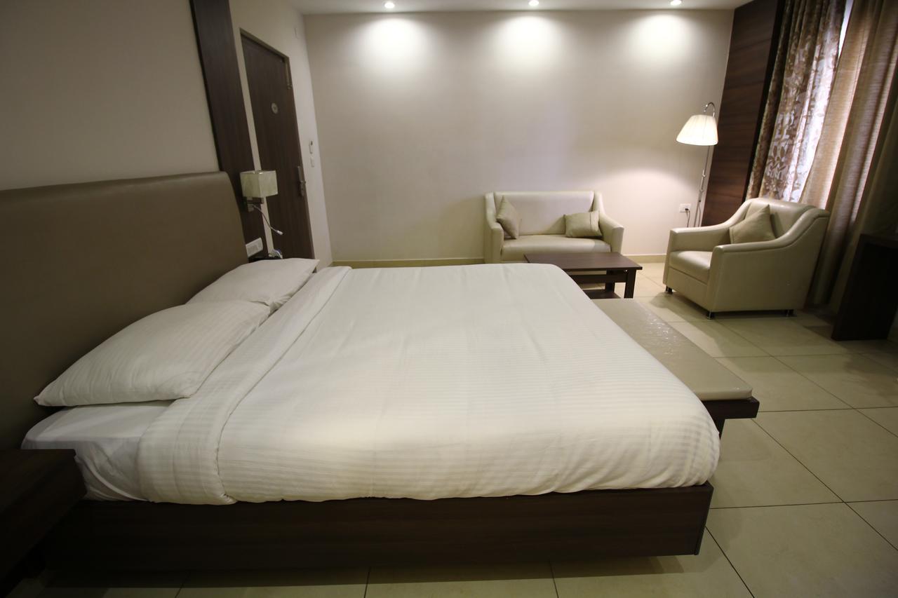 Vels Hotel Puducherry Zewnętrze zdjęcie