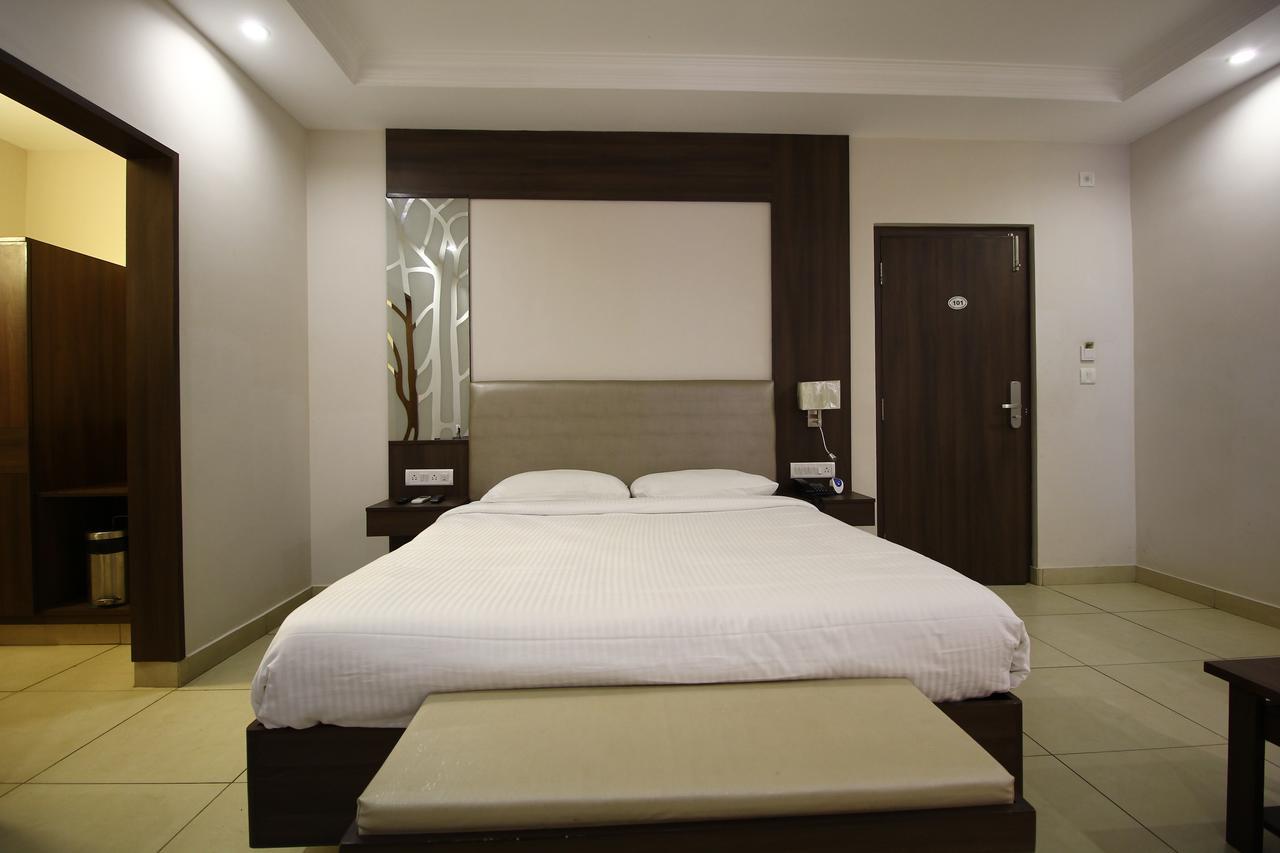 Vels Hotel Puducherry Zewnętrze zdjęcie