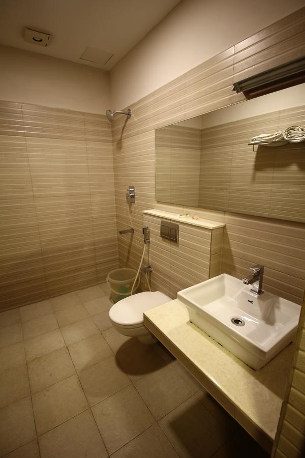 Vels Hotel Puducherry Zewnętrze zdjęcie