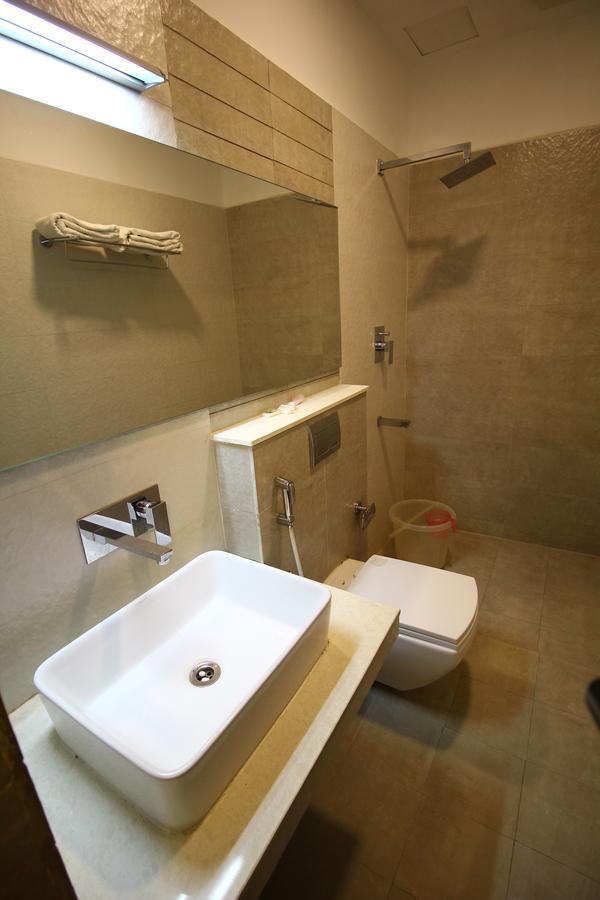 Vels Hotel Puducherry Zewnętrze zdjęcie