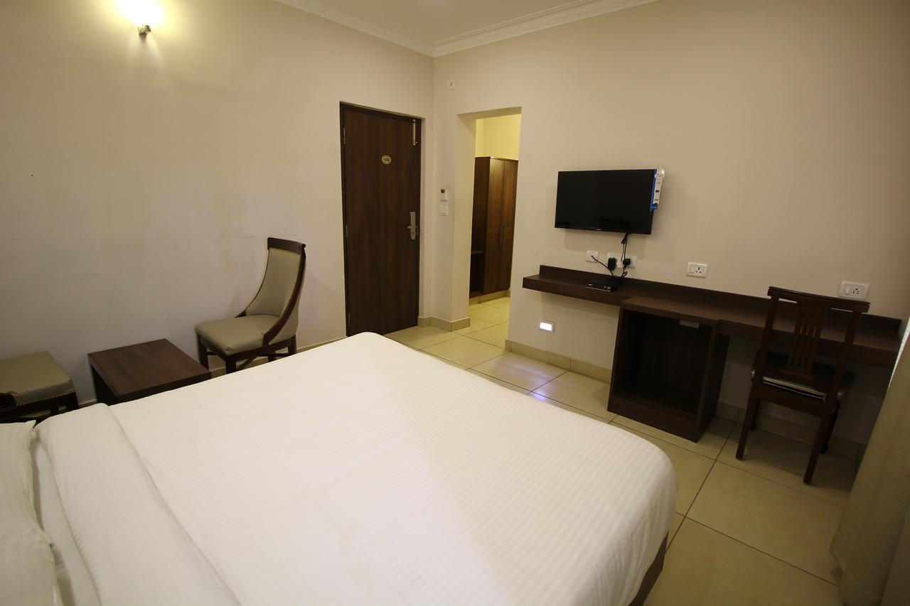Vels Hotel Puducherry Zewnętrze zdjęcie